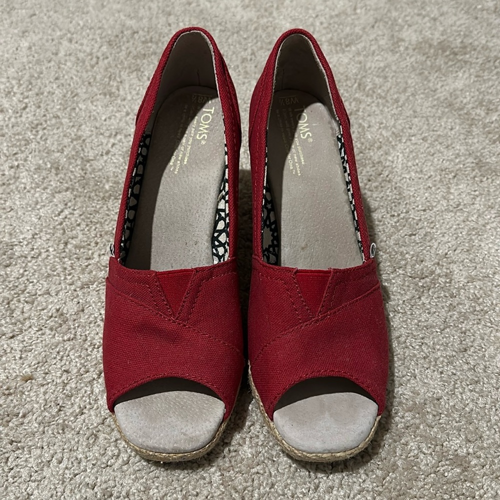 Tom’s wedge heels